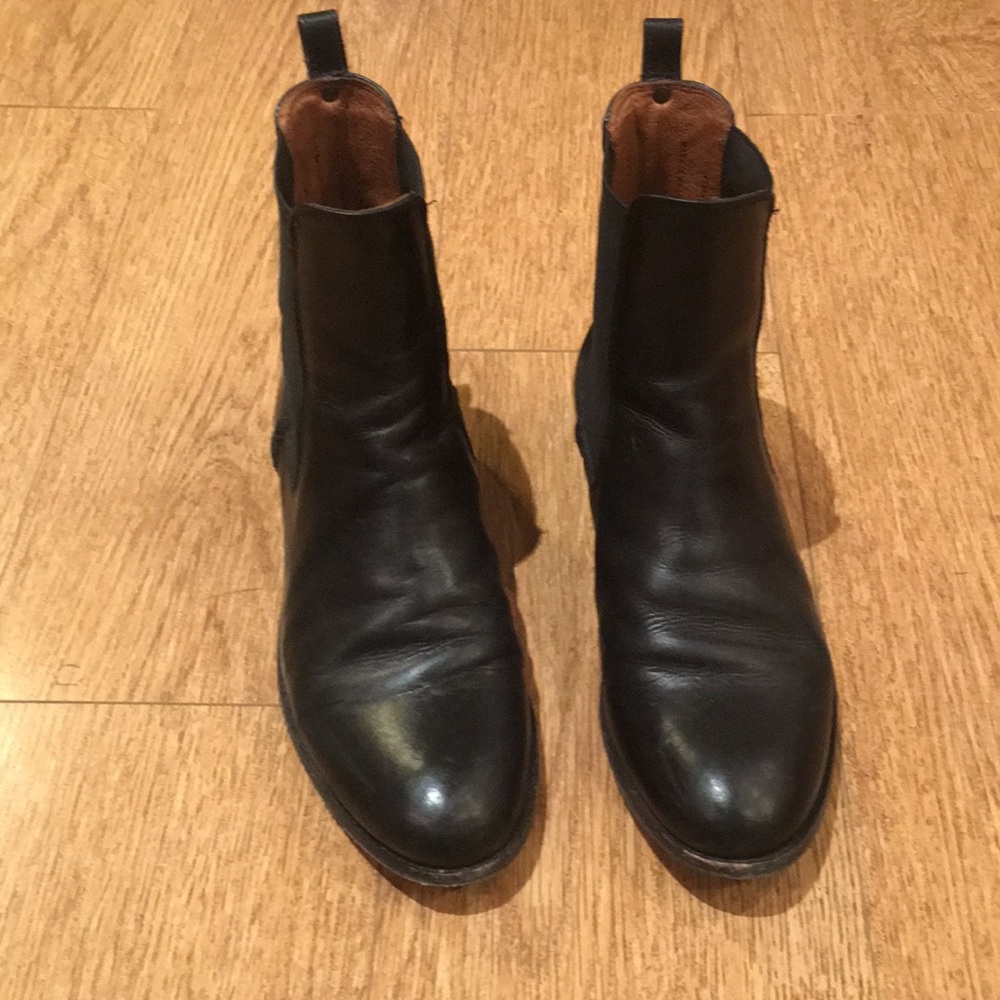 Frye Chelsea boots in black leather